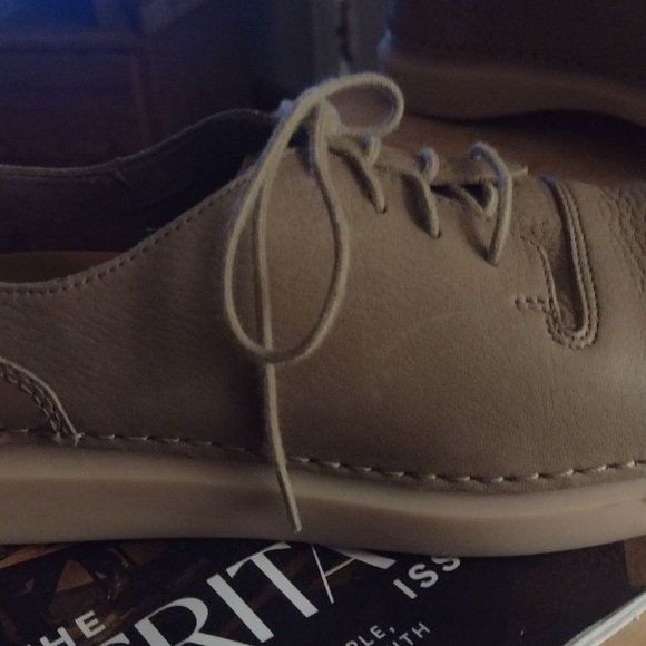 Clarks Men's Activewear Tan Butter Soft Leather Oxfords - Picture 2 of 5